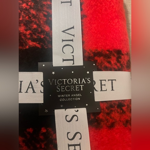 NWT VICTORIA’S SECRET Scarlet Check Red and Black Scarf - Picture 4 of 4